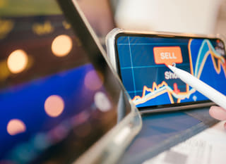 Analyste spécialisé dans plusieurs marchés, examinant des options sur Bitcoin, Ethereum et le forex
